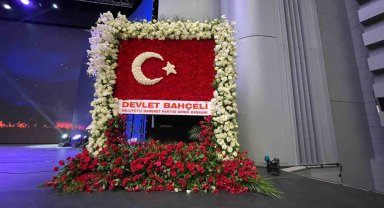 MHP Genel Başkanı Bahçeli'den AK Parti'nin 22'nci kuruluş yıldönümüne özel çiçek