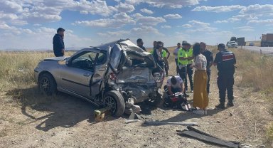 Mikser otomobile arkadan çarptı: 2 ölü, 1 yaralı