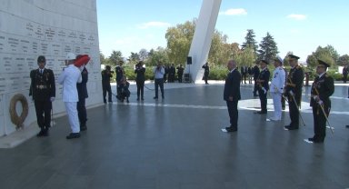 Milli Savunma Bakanı Güler, Devlet Mezarlığı'nı ziyaret etti