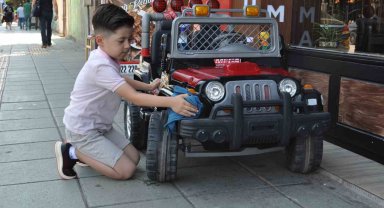 Minik Arda akülü aracına adeta gözü gibi bakıyor