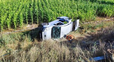 Mısır tarlasına uçan otomobildeki 2 kişi yaralandı