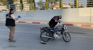 Motosiklet alt geçit çıkışında aydınlatma direğine çarptı: 1 ölü, 1 yaralı