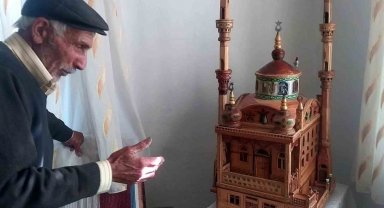 Odun parçalarını adeta sanata dönüştürüyor