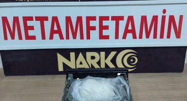 Oto teybi ile uyuşturucu ticareti yapan şahıslar yakayı ele verdi