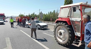 Otomobil ile traktörün çarpışması sonucu 3 kişi yaralandı.