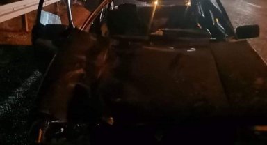 Otomobil yola fırlayan katıra çarptı: 2 yaralı