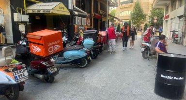 Park edilen kurye motosikletleri sokağı kapatıyor