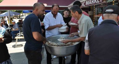 Paşa Mahallesi'nin muhtarı babasının hayrına pilav dağıttı