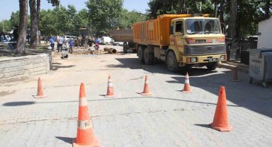 Patlayan su borusunun açtığı çukura otomobil düştü