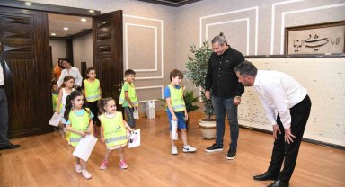 Pursaklar Belediye Başkanı Çetin, vatandaşları belediye binasında ağırlıyor