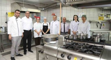 Rektör Altun Aşure Pişirdi