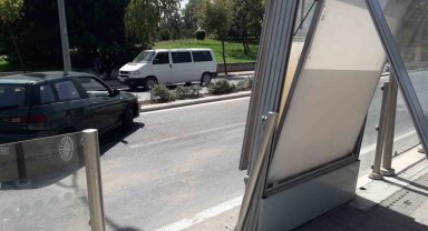 Savrulan araç tramvay durağına çarptı