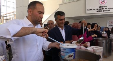 Şehitler için aşure dağıtıldı