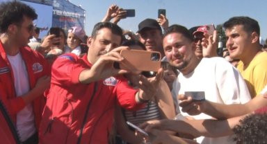 Selçuk Bayraktar'a vatandaşlardan sevgi seli