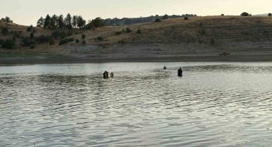 Serinlemek için girdiği barajda kaybolan genci arama çalışmaları sürüyor