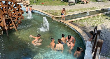 Sıcaktan bunalan çocuklar çareyi süs havuzuna girmekte buldu