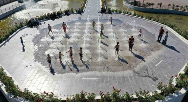 Sıcaktan bunalan çocuklar ıslanma havuzuna akın etti