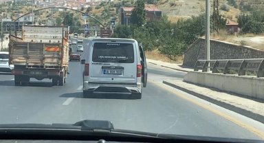 Sıcaktan bunalan vatandaş, otomobilinin kapısını açarak seyahat etti