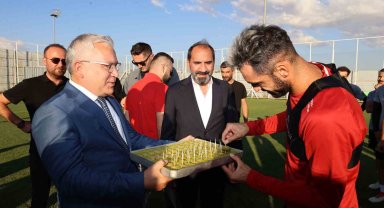 Sivas Valisi Yılmaz Şimşek'ten Sivasspor'a baklava ikramı
