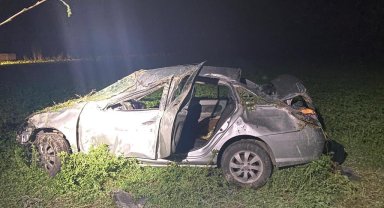 Sivas'ta takla atan otomobil tarlaya uçtu: 1'i ağır 3 yaralı