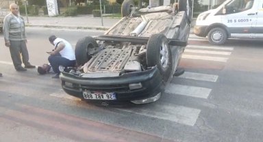 Takla atan araç içinde kalan sürücüyü çevredeki vatandaşlar kurtardı