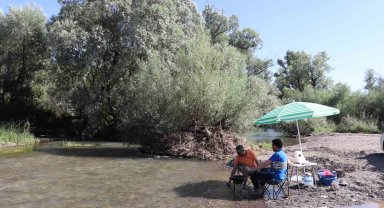 Tatile gidemeyenler akın ediyorlar, eşsiz doğası ve serin suyuyla ferahlıyorlar