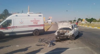 Traktör ile otomobil çarpıştı: 3 yaralı
