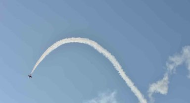 Türkiye'nin ilk kadın akrobasi pilotu ve yerli uçağımız Hürkuş izleyenleri mest etti