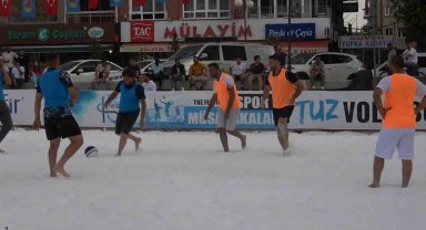 Tuzdan sahada futbol maçı yaptılar