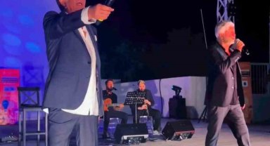 Uygur kardeşler babalarının doğum gününü sahnede kutladı