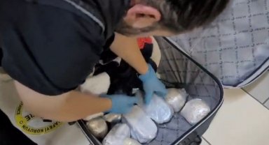 Valizden uyuşturucu fışkırdı