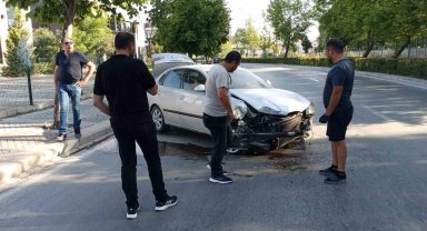 Virajı alamayan araç ağaca çarptı
