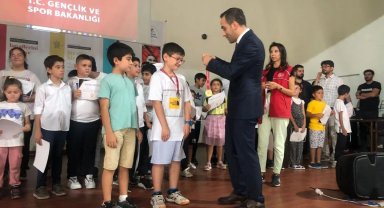 Yaz okulunda eğitim alan çocuklara başarı belgesi verildi