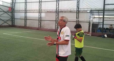 Yeşil sahalardaki 35 yıllık tecrübesi yeni futbolcular yetiştiriyor