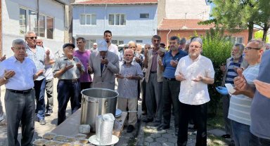 Yeşiltepe mahallesinde yüzlerce kişiye aşure dağıtıldı