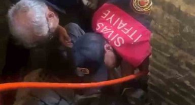 Yıkılan duvarın altında kalan hurdacıyı itfaiye kurtardı