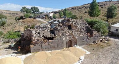 Yıllarca definecilerin talanına uğrayan kilise restore edilmeyi bekliyor