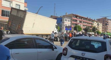 Yozgat'ta freni patlayan kamyon 8 araca çarptı, 3 kişi yaralandı