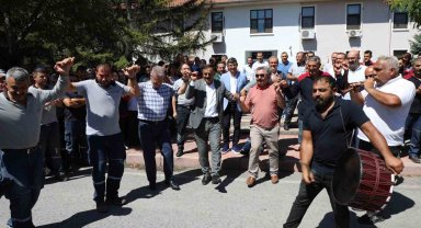 Yüzde 107 zam alan işçiler Başkan Akay'ı bağrına bastı