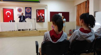 Akademisyenler okul okul gezerek lise öğrencilerine Mevlid-i Nebi'yi anlattı