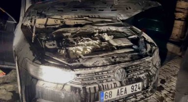 Aksaray'da seyir halindeki otomobilin motor bölümü yandı