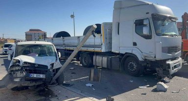 Aksaray'da tır ile hafif ticari araç çarpıştı: 2 yaralı