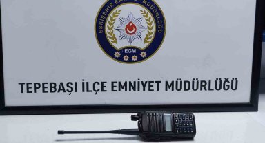 Alkollü ve ehliyetsiz sürücünün aracında telsiz ele geçirildi