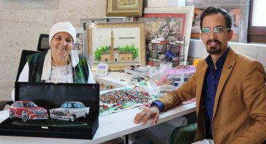 Anne ile oğlu cama şekil veriyorlar
