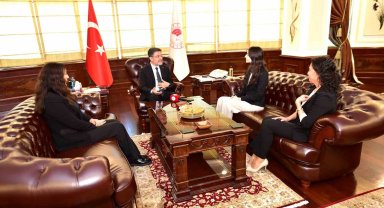 Bakan Yumaklı, İsveç'te su ödülü alan Ayşe Pelin Dedeler ile bir araya geldi