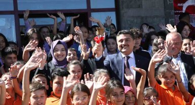 Başkan Ayık öğrencilere kitap okudu