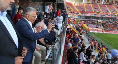 Başkan Büyükkılıç, galibiyeti taraftarlarla kutladı
