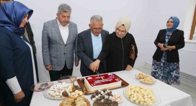 Başkan Büyükkılıç, kadınların ürettiği gilaburulu yaş pastayı kesti