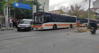 Belediye otobüsü ile hafif ticari araç çarpıştı