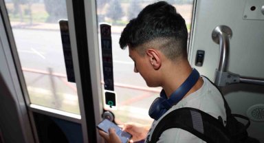 Büyükşehir'in tramvaylardaki ücretsiz internetinden vatandaşlar çok memnun